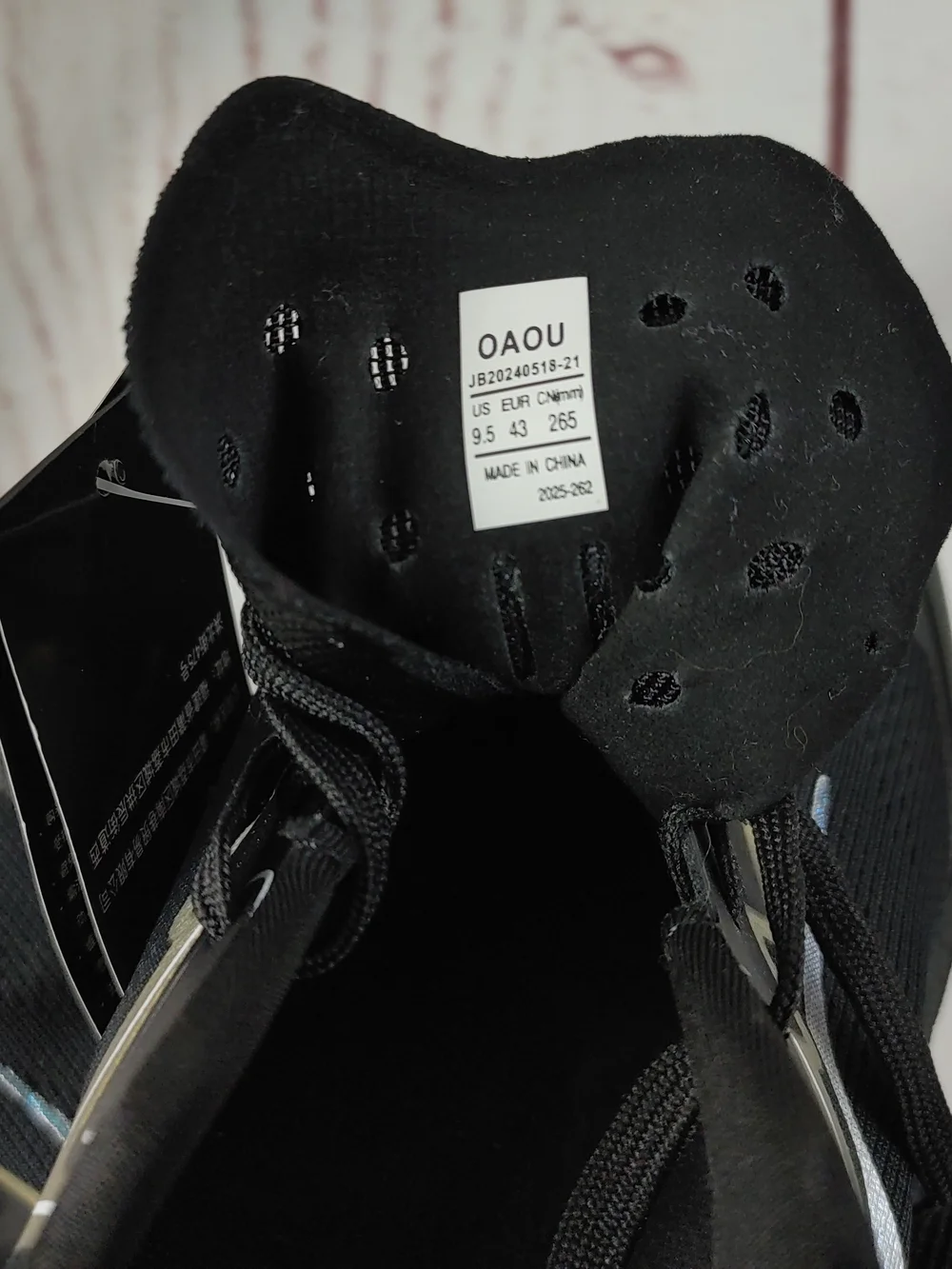 OAOU Women's Black Athletic Sneakers with Iridescent Accents Size 9.5